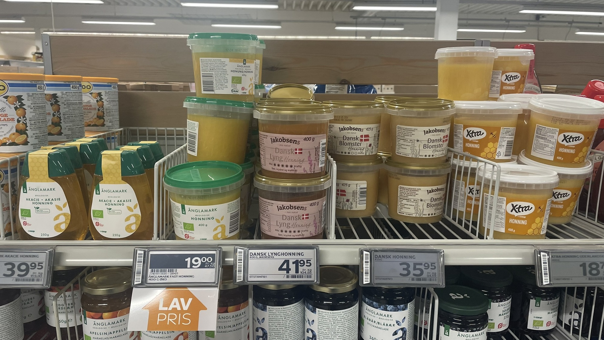 There are large price differences at honey qualities offered in a supermarket. Some are cheaper than typical production costs. For most of them, the country they come from is unclear, and even despite two are labelled as a Danish organic certified product, it is not produced in Denmark. 